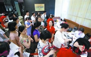 市民現(xiàn)場下單報團(tuán)出游。廣州日報記者莊小龍