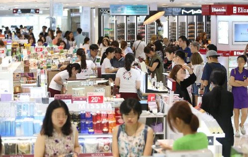 MERS疫情趨緩，免稅店重拾往日熱鬧。（韓國(guó)亞洲經(jīng)濟(jì)中文網(wǎng)）