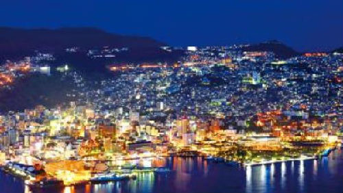 中國大批游客乘郵輪抵達(dá)福岡。(參考消息)