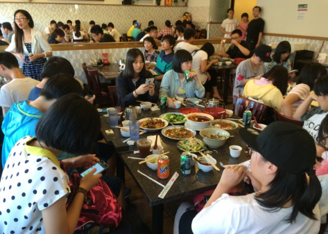 蒙市一家中餐館的午餐時(shí)段,中國小游團(tuán)占據(jù)大半位置。(美國《世界日?qǐng)?bào)》/楊青