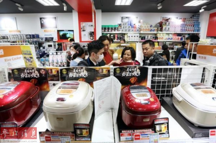 中國游客在東京銀座一家樂購仕商場購買電飯鍋。(參考消息)