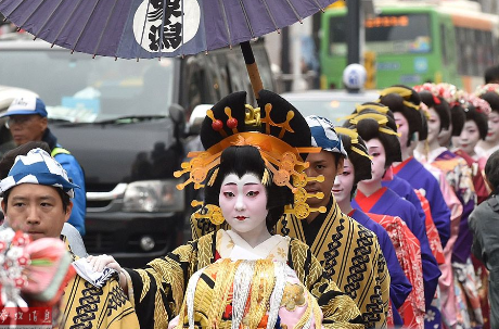 東京淺草區(qū)舉行藝妓游行。(參考消息)