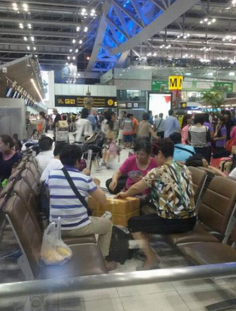 中國游客在機場打牌。(環(huán)球時報)