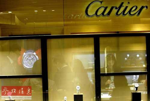 游客在卡地亞專賣店購(gòu)買奢侈品。(參考消息援引自新華社資料圖片)