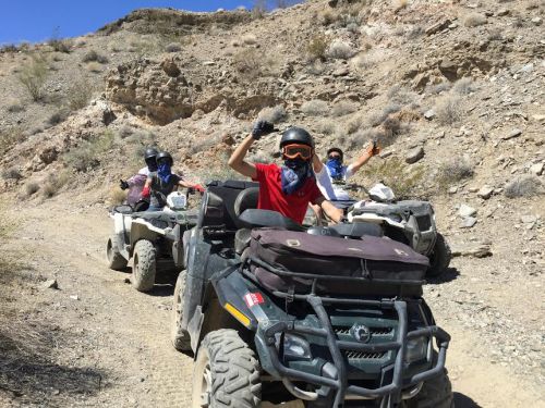 郭航(前)帶游客參加越野活動。(郭航提供)