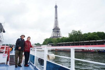 王啟思帶老伴游歷了法國、意大利等許多地方。(華西都市報)