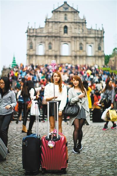 過年旅游成為很多年輕人的首選。(新華社發(fā))