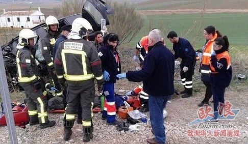 圖為事故現(xiàn)場救護人員搶救傷者