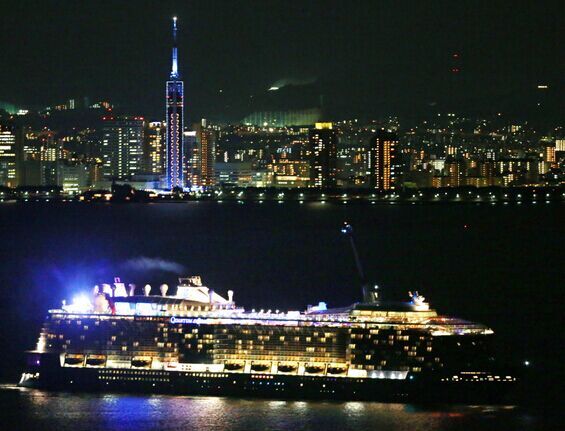 滿(mǎn)載中國(guó)游客的“海洋量子號(hào)”駛?cè)肴毡静┒喔?/