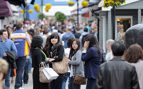比斯特購物村里的中國游客。(圖片來源:英國《每日電訊報(bào)》)