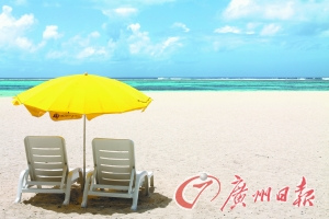 航空公司推出優(yōu)惠機(jī)票,去普吉島等熱帶海島成了許多市民節(jié)后的選擇。(廣州日報)