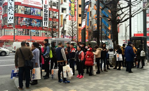 中國游客日本“爆買”。(日本《中文導(dǎo)報》資料圖)