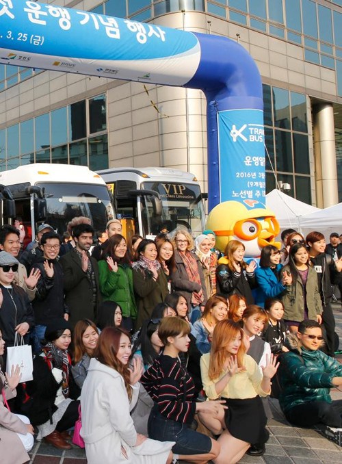 25日,宣傳大使兼韓國演員丁一宇以及通過社交網(wǎng)絡(luò)(SNS)選出的60名外國游客于當(dāng)日在巴士起點(diǎn)站舉行了隆重的“K-旅游巴士”開通運(yùn)營紀(jì)念儀式(韓聯(lián)社)