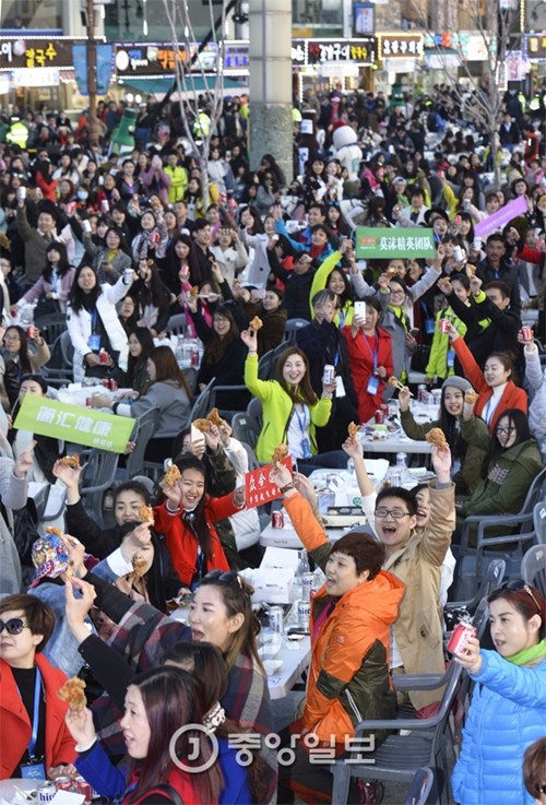 圖為今年3月28日在月尾島舉行的炸雞啤酒派對(duì)。(照片來(lái)源:中央照片)