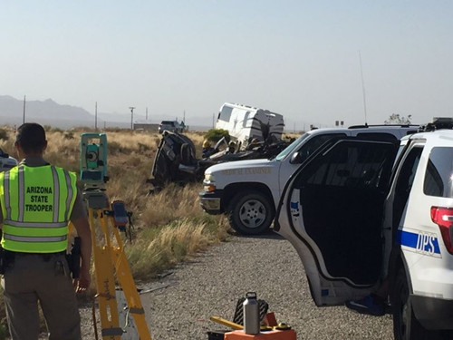 相關部門在現(xiàn)場進行調(diào)查。(美國《僑報》援引美聯(lián)社圖片)