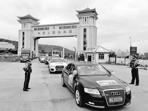 圖為自駕游車隊(duì)出發(fā)。