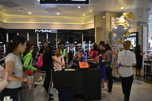 中國游客13日大批聚集在洛杉磯國際機(jī)場Tom