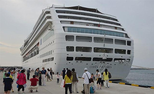 游客到達(dá)濟(jì)州港后與郵輪合影(韓國亞洲經(jīng)濟(jì)中文網(wǎng))