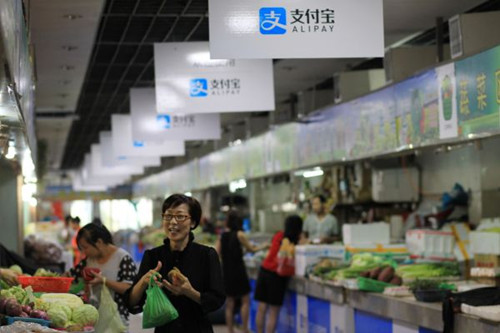 資料圖:浙江溫州一菜市場(chǎng)推出支付寶支付業(yè)務(wù)。新華社發(fā)(蘇巧將