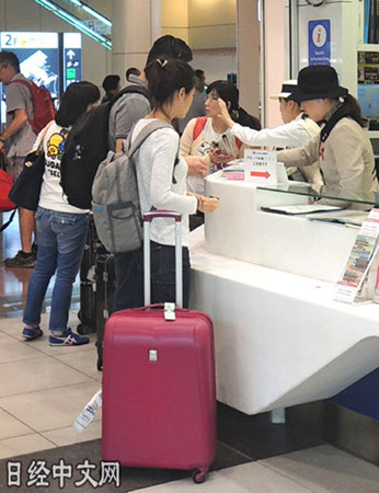 京濱急行電鐵羽田機(jī)場(chǎng)站的問(wèn)訊處(日經(jīng)中文網(wǎng))