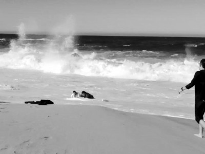 李先生(左)和救援未成功的男子,溺水女子在巨浪中。
