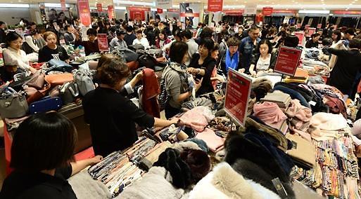 商場血拼的中國游客(韓國亞洲經(jīng)濟(jì)中文網(wǎng))