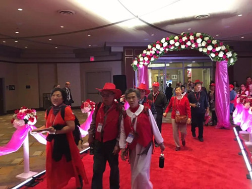 數(shù)千名中國長者25日現(xiàn)身好萊塢,相攜走過奧斯卡紅毯。(美國《世界日?qǐng)?bào)》)