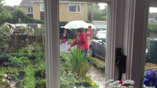 中國游客在英國住家的前花園拍照。(BBC中文網(wǎng))