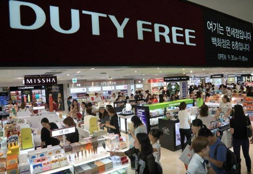 在免稅店購物的中國游客(韓國亞洲經(jīng)濟(jì)中文網(wǎng))