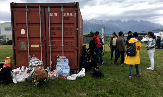 當(dāng)?shù)貢r間14日下午4點左右凱伊庫拉地區(qū)第一批受困華人登上總領(lǐng)館救援直升機(jī)(圖片來源:新西蘭先驅(qū)報中文網(wǎng))