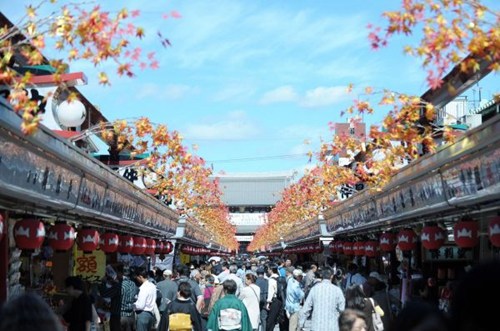 中國僑網(wǎng)資料圖片:中國游客前往東京旅游。新華社發(fā)