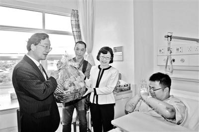 中國僑網中國駐馬來西亞大使黃惠康在醫(yī)院探望獲救中國游客供圖/新華社記者 薛飛