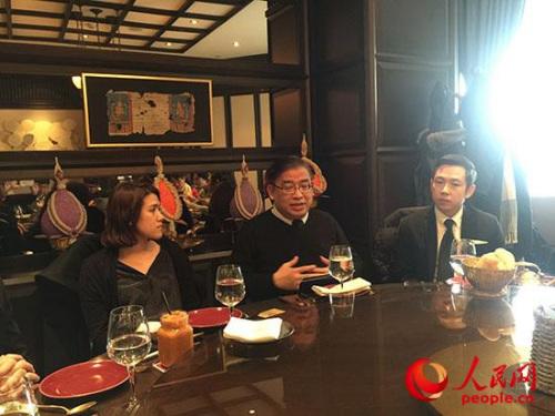 中國僑網(wǎng)泰國駐華大使館領(lǐng)事部公使銜參贊符萬信向記者介紹中國游客赴泰國簽證事宜