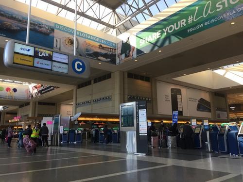 中國(guó)僑網(wǎng)洛杉磯國(guó)際機(jī)場(chǎng)是中國(guó)游客的主要入境機(jī)場(chǎng)。(美國(guó)《世界日?qǐng)?bào)》/張?jiān)?攝)