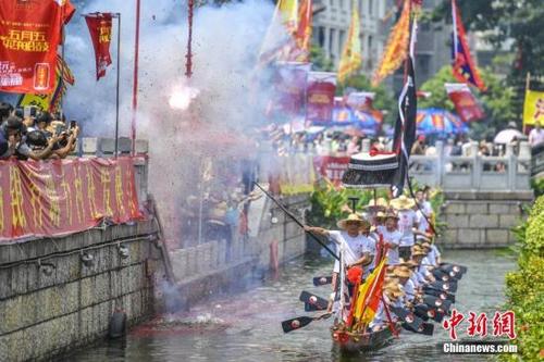 中國(guó)僑網(wǎng)各地龍舟競(jìng)渡迎端午,吸引大批游客。 中新社記者 陳驥旻 攝