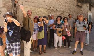 中國僑網圖為一群在馬拉加旅行的中國游客。(西班牙歐浪網)