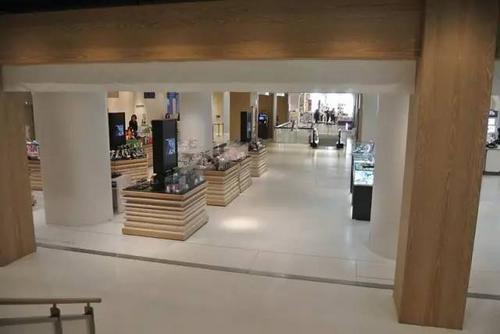 中國僑網(wǎng)銀座三越百貨的機場免稅店。