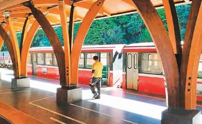 中國(guó)僑網(wǎng)由于赴臺(tái)陸客大量減少,往日游人如織的阿里山如今空空如也。圖片來(lái)源:中時(shí)電子報(bào)