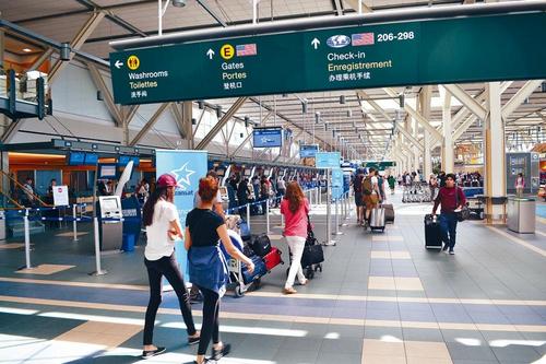 中國僑網(wǎng)鑒于美國提高安檢要求,航空公司建議乘客提早至少2小時(shí)到達(dá)機(jī)場。(加拿大《星島日報(bào)》/馮瑞熊 攝)