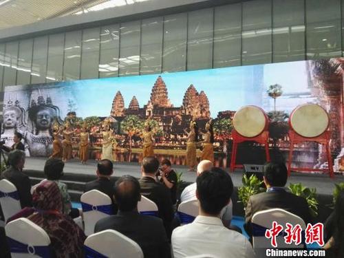 中國(guó)僑網(wǎng)圖為本屆博覽會(huì)開幕式上的柬埔寨舞蹈表演。 阿琳娜 攝