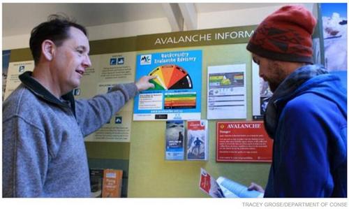 中國(guó)僑網(wǎng)一名來(lái)自比利時(shí)的游客在聽取雪崩預(yù)報(bào)(新西蘭天維網(wǎng))