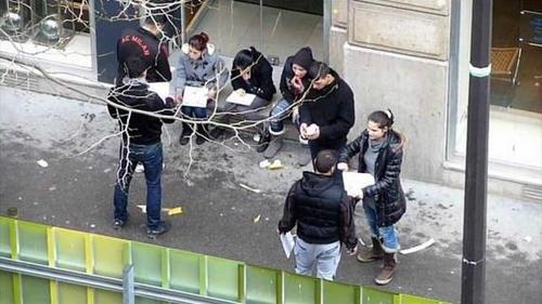 中國僑網(wǎng)“家族”成員在街頭聚集(西班牙歐浪網(wǎng))