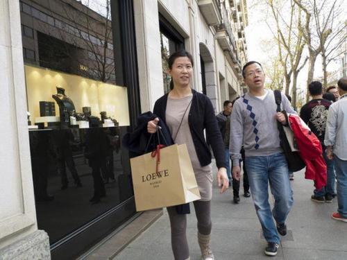 中國(guó)僑網(wǎng)圖為正在馬德里serrano購(gòu)物的中國(guó)游客。(西班牙歐浪網(wǎng))