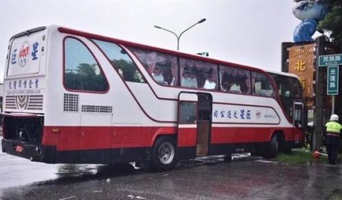 中國僑網(wǎng)游覽車疑似為閃避車輛撞上地標。圖片來源:臺灣《中時電子報》