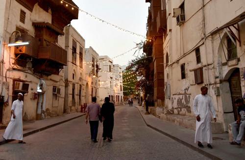 中國僑網(wǎng)資料圖片:這是2016年5月30日在位于沙特阿拉伯西部紅海沿岸的吉達(dá)市拍攝的夜幕降臨時(shí)的老城街道。新華社記者 王波 攝