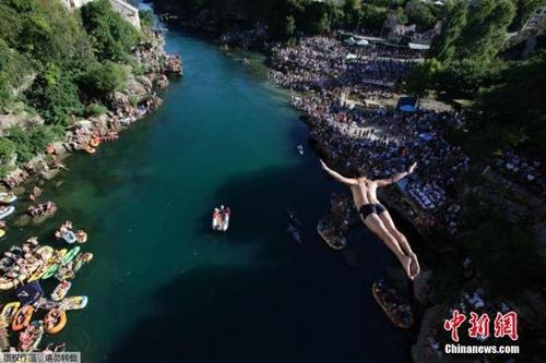 中國僑網(wǎng)資料圖:波黑百年老橋上演極限跳水。
