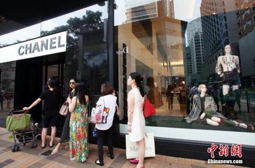 中國僑網(wǎng)資料圖:游客選購世界頂級品牌奢侈品。 中新社記者 洪少葵 攝