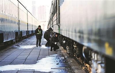中國僑網北京車輛段檢修員對增開列車的運行設備進行檢修 攝影/本報記者 袁藝