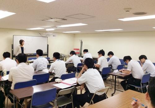 中國僑網正在接受外語培訓的東京地鐵員工。(日本《中文導報》)