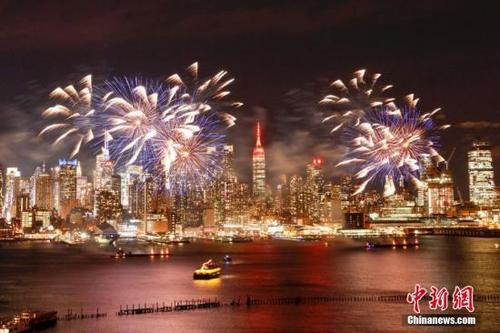 中國僑網(wǎng)資料圖:當(dāng)?shù)貢r間2017年1月26日晚,美國紐約燃放焰火慶祝中國雞年春節(jié)。中新社記者 廖攀 攝